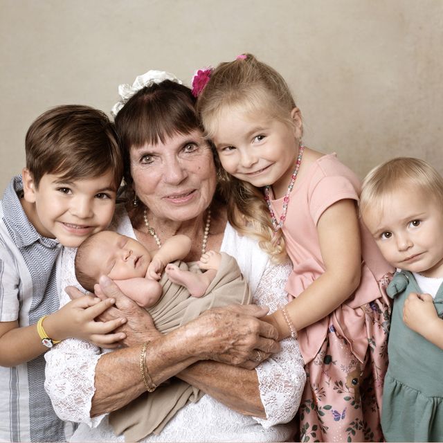 Our Focus Photography auf Gut Knoop bei KielNewborn mit Oma